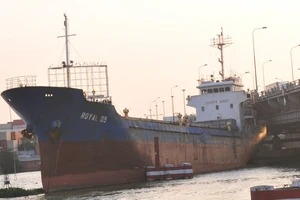 Tàu 'khủng' ngàn tấn bị mắc kẹt dưới cầu Đồng Nai