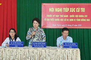 Bà Mỹ Thanh bị đặt câu hỏi khi đi tiếp xúc cử tri 