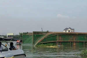 Lật sà lan trên sông Đồng Nai, 3 người mất tích 