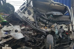 Bình Dương: Tài xế container kêu cứu trong cabin bị bẹp nát