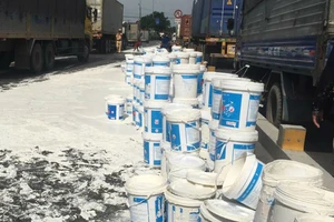 Bình Dương: Cả trăm thùng sơn đổ ập, giao thông hỗn loạn