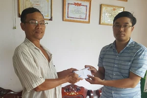 Bạn đọc trao gần 63 triệu cho gia đình hiệp sĩ bị đâm tử vong 