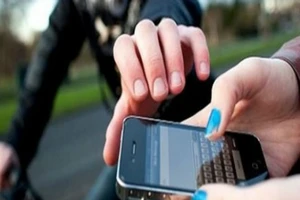 Mẹ ngã xe khi đuổi theo kẻ cướp giật làm con nhỏ tử vong