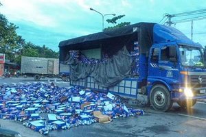 Dân gom hàng trăm thùng bia trên đường giúp tài xế