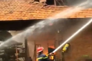 Cháy khủng khiếp xưởng chứa vải bông tái chế ở Đồng Nai