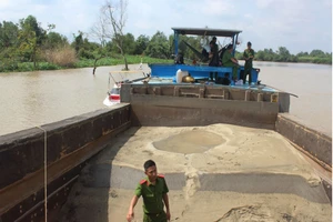 'Cát tặc' nhấn chìm ghe ở sông Đồng Nai khi cảnh sát vây bắt