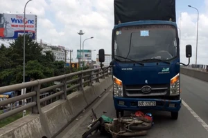 2 vợ chồng thương vong trên cầu vượt ngã tư 'tử thần'