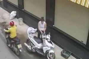 Người phụ nữ chạy xe tay ga trộm tiền bà bán rau