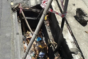 Bị tóm khi đang gỡ trộm nắp cống thoát nước 