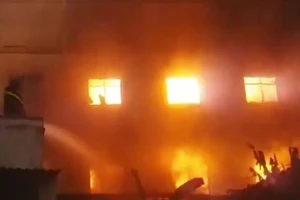 Hoảng loạn vì cháy nổ lớn công ty sản xuất gỗ ở Bình Dương