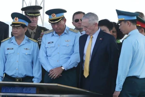  Bộ trưởng Quốc phòng Mỹ thăm nơi ô nhiễm dioxin nhất Việt Nam