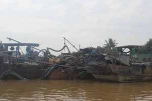 3 ghe cát trên sông Đồng Nai tháo chạy khi thấy cảnh sát