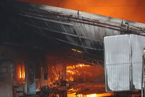 Cháy, nổ lớn xưởng gỗ hàng ngàn mét vuông ở Đồng Nai