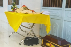 Thi thể trẻ sơ sinh còn nguyên dây rốn trước cổng chùa