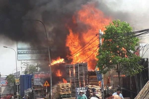 Cháy khủng khiếp xưởng sản xuất ở Ngã tư Vũng Tàu