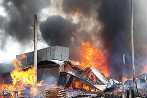 Huy động quân đội dập lửa vụ cháy ở Ngã tư Vũng Tàu