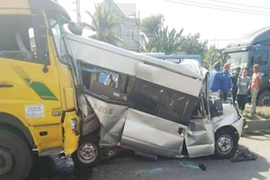 Đồng Nai: Ô tô 16 chỗ bẹp dúm trên quốc lộ 51