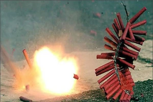 Nhặt pháo về đốt, 2 trẻ ở Đồng Nai bị giập bàn tay