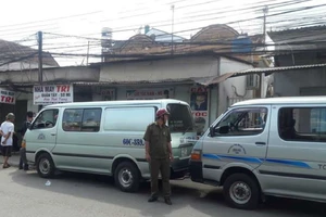 Bé gái 3 tuổi ngồi cạnh thi thể đôi nam nữ trong phòng trọ