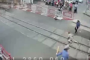 Hai nữ nhân viên dũng cảm cứu bà cụ trước đầu tàu hỏa