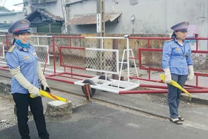 Hai nữ gác tàu dũng cảm cứu bà cụ nhận nhiều khen thưởng