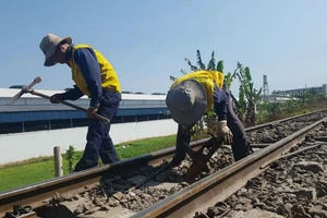 Tàu hỏa Bắc - Nam chở khách trật bánh trong đêm