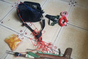 Bắt hai người trộm chó có súng chích điện và bột ớt