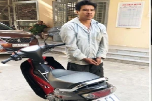 Cướp giật thấy công an vẫn cố lấy tiền xong mới bỏ chạy