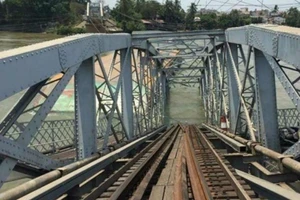 Đã xác định thiệt hại vụ sà lan tông sập cầu Ghềnh ở Đồng Nai