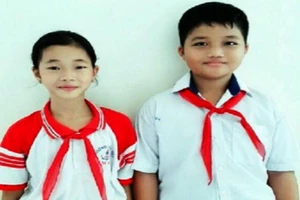 Hai em học sinh lớp 4 trả lại ví tiền cho người đánh rơi