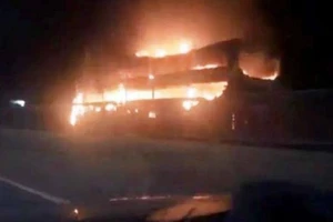 Xe giường nằm chở 40 khách cháy dữ dội ở Đồng Nai