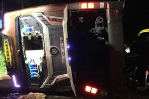 Đồng Nai: 2 mẹ con văng khỏi xe khách, tử vong thương tâm