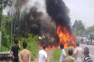 Xe khách bốc cháy dữ dội, 3 bà cháu thương vong