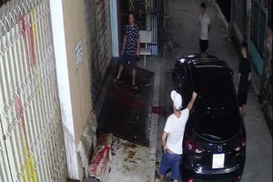 Giang hồ bao vây, dọa giết nếu không trả tiền thay cho con