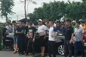 Kinh hoàng giang hồ xăm trổ vây ô tô đối thủ