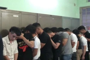 Hàng chục thanh niên đang phê thì bị công an bắt giữ