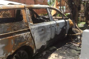 Quán cà phê ở Biên Hòa bị tấn công, một ô tô cháy rụi