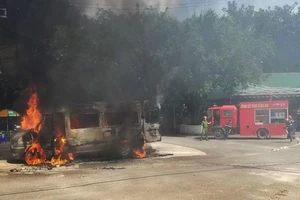 Xe khách bị thiêu rụi ở Đồng Nai