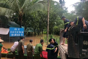 Cảnh sát giải cứu 6 người ở Đồng Nai mắc kẹt trong lũ