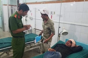 Bị chém đứt gân tay vì ném gạch xe khách 