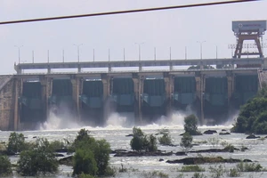 Nước hồ dâng cao, thủy điện Trị An tăng xả tràn