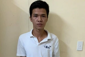 Hai kẻ cướp giật giỏ xách lọt vào camera hành trình của ô tô 