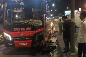 Đấu đầu xe khách dưới hầm chui, hai thanh niên tử vong