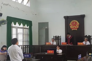 Vụ ném vỡ kính ô tô: Quan điểm 'đá nhau' giữa các cơ quan