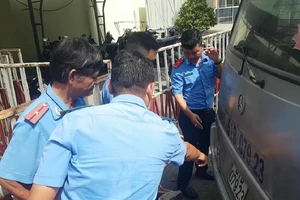 Kinh hãi 3 em học sinh lớp 1 văng lộn nhào từ xe ô tô đưa rước