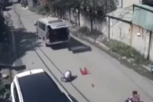 Tài xế lái xe đưa rước làm văng 3 học sinh xuống đường nói gì?