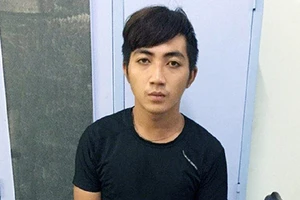 Khống chế tài xế GrabBike bằng roi điện để cướp tài sản