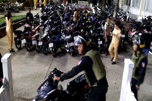 Giữ hơn 200 xe máy sau trận Việt Nam thắng Campuchia