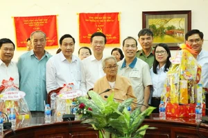 Trưởng Ban Tuyên giáo Trung ương tặng quà tết tại Đồng Nai