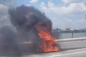 Xe máy bất ngờ bốc cháy dữ dội giữa cầu 